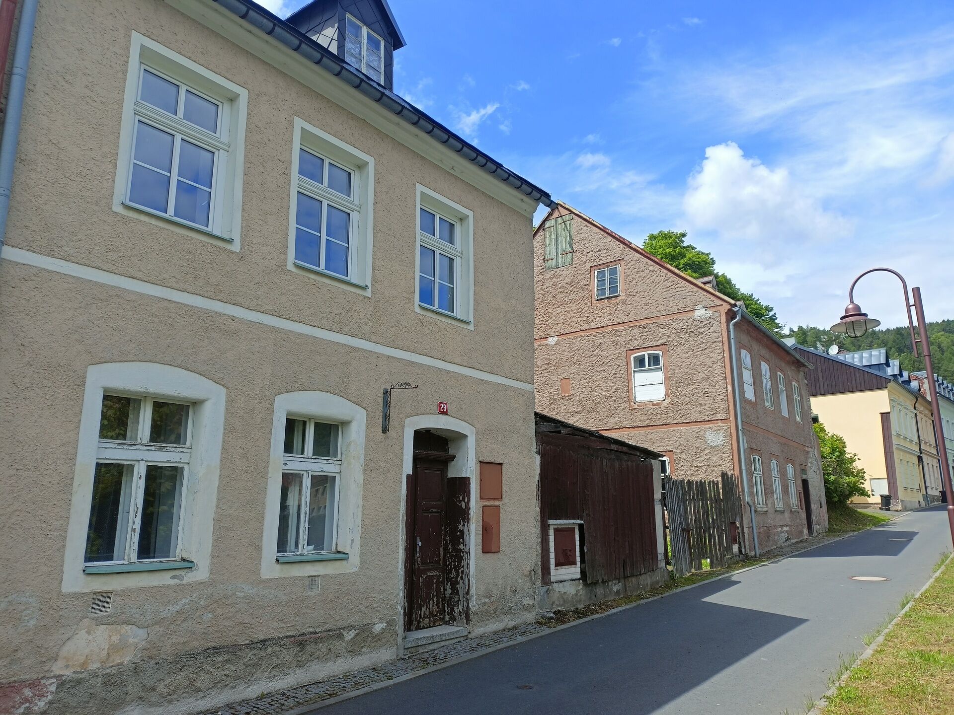 Dva domy se zahradou a stavební pozemek v Jáchymově