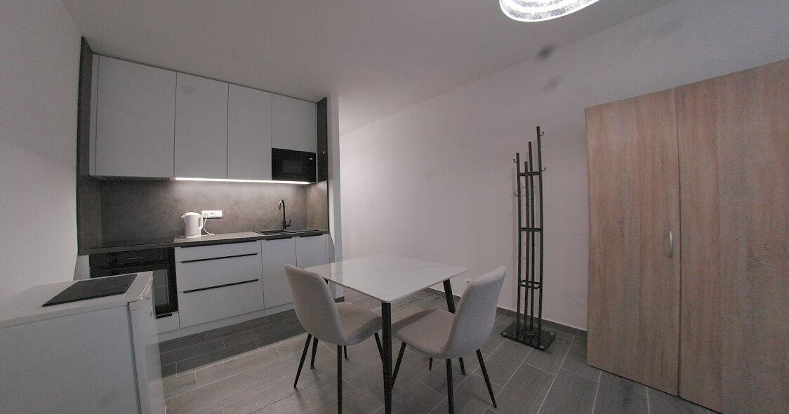 Pronájem zrekonstruovaného bytu s lodžií v klidné lokalitě Dobřan