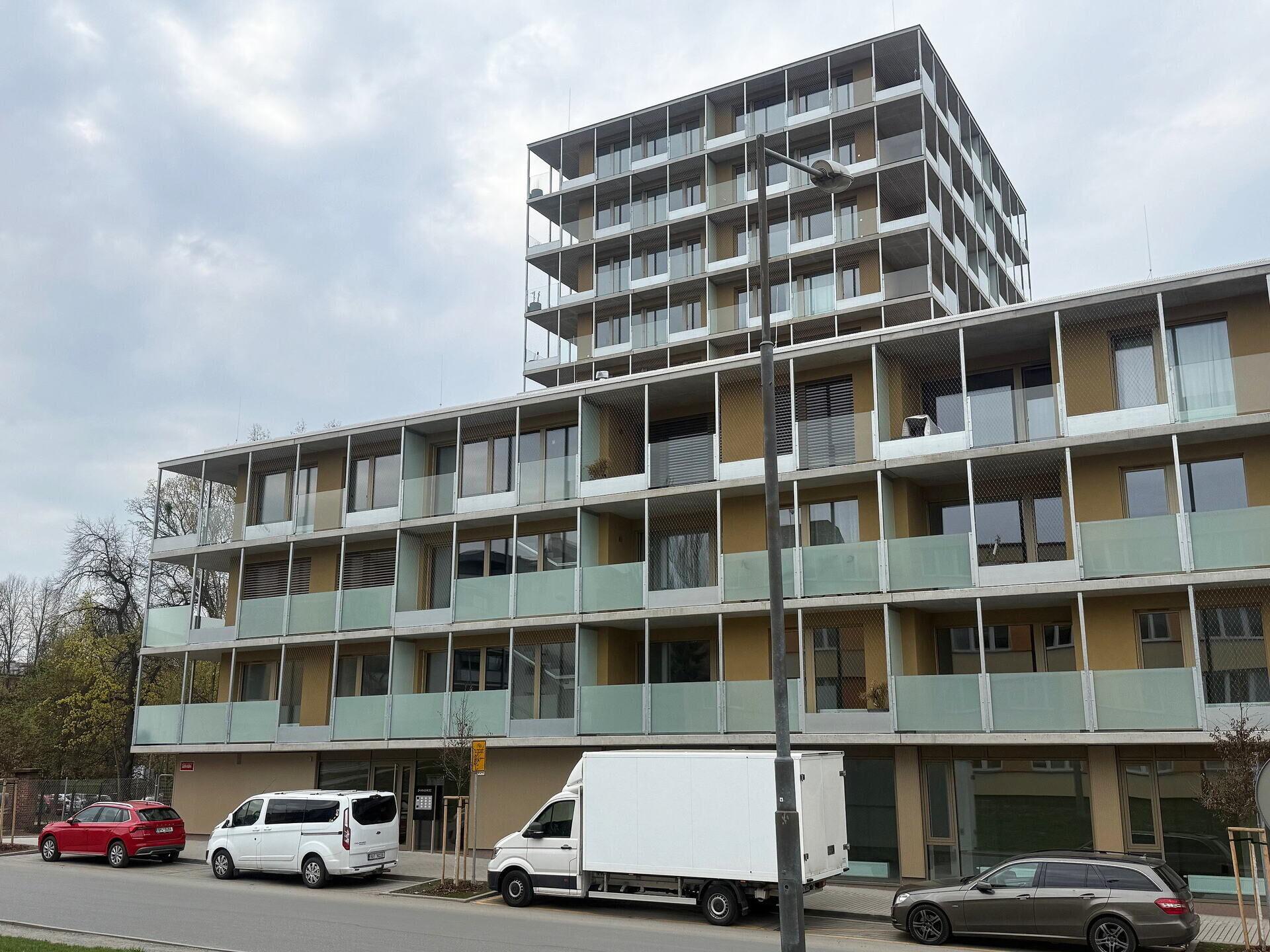 Pronájem moderního 2+kk s velkou lodžií a parkováním