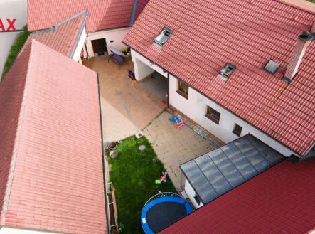 Letecký pohled na uzavřený dvůr | Prodej - chata/rekreační objekt, 127 m²