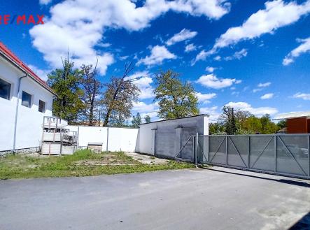 Výjezd z haly. | Pronájem - skladovací prostor, 950 m²