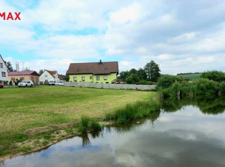 Pohled na slunné místo z mola rybníka. | Prodej - pozemek pro bydlení, 1 682 m²