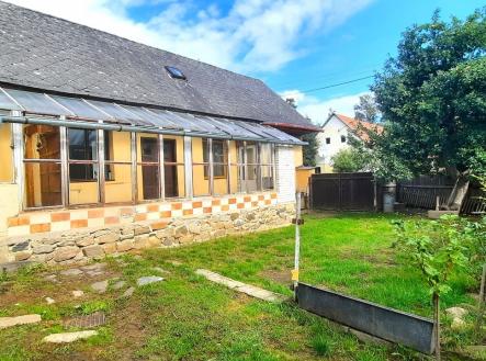 dvorek s pohledem do ulice | Prodej - chata/rekreační objekt, 157 m²