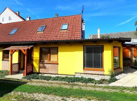 čelní pohled na dům | Prodej - dům/vila, 120 m²