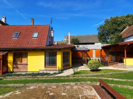 celkový pohled na dům a pergolu | Prodej - chata/rekreační objekt, 120 m²