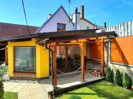 zadní pohled na dům a zimní zahradu | Prodej - chata/rekreační objekt, 120 m²