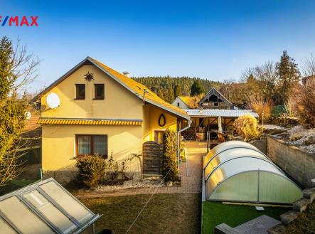 Dům v ranním slunci v zimě. | Prodej - dům/vila, 190 m²