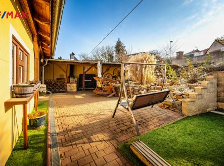 Pergola v pozadí. | Prodej - chata/rekreační objekt, 190 m²