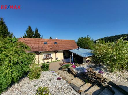 Pohled z parkoviště. | Prodej - chata/rekreační objekt, 190 m²