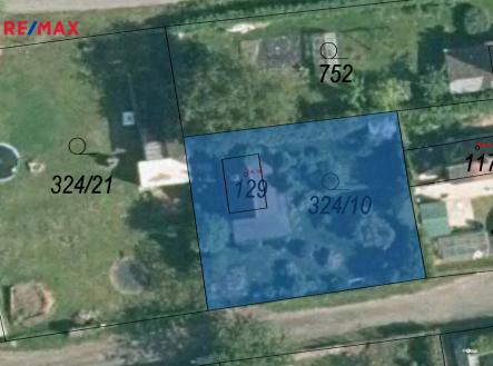 Letecký pohled na chatu a zahradu. | Prodej - chata/rekreační objekt, 45 m²