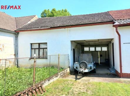 Charáž a vjezd. | Prodej - dům/vila, 290 m²