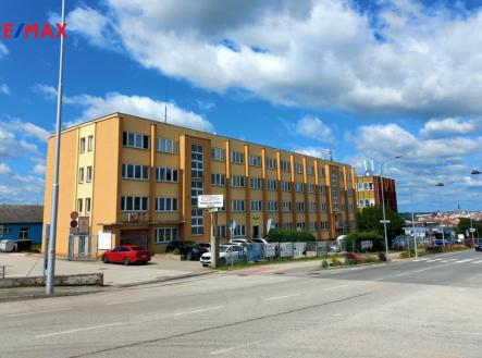 Celkový pohled na budovu kanceláří. | Pronájem - kanceláře, 23 m²