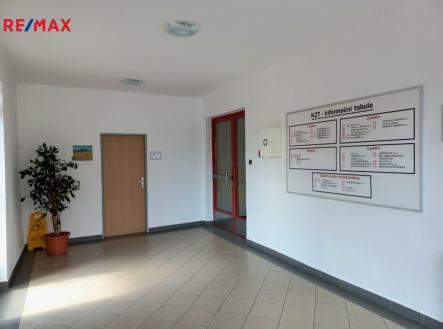 Vestibul s tabulemi rezidentů. | Pronájem - kanceláře, 23 m²