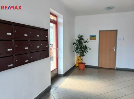 Vestibul se schránkami firem. | Pronájem - kanceláře, 23 m²