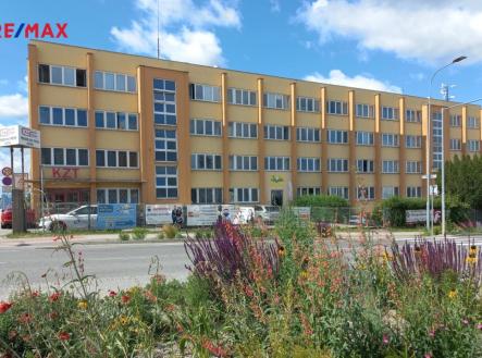 Budova KZT s kancelářemi, sklady a veřejnou jídelnou. | Pronájem - skladovací prostor, 18 m²