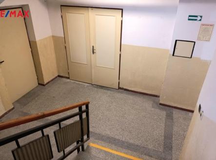 Příchod ke skladu. | Pronájem - skladovací prostor, 18 m²