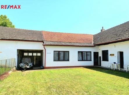 POhled na obytnou část ze dvora. | Prodej - zemědělský objekt, 665 m²