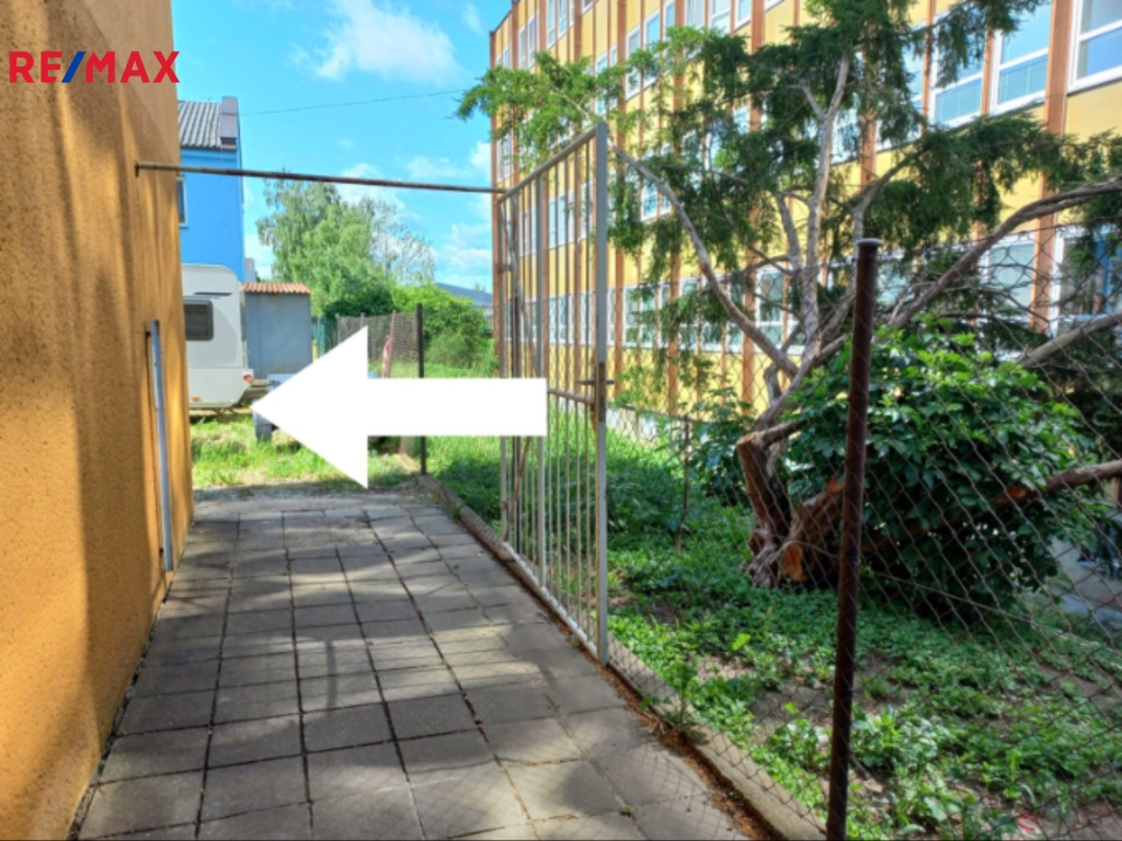 Vstup z pravé strany budovy.