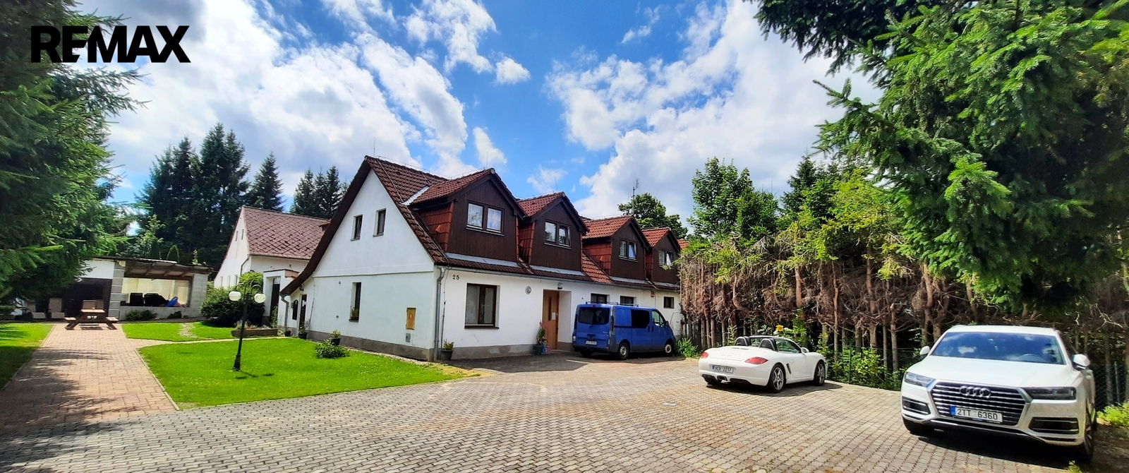 boční pohled s parkovištěm v areálu