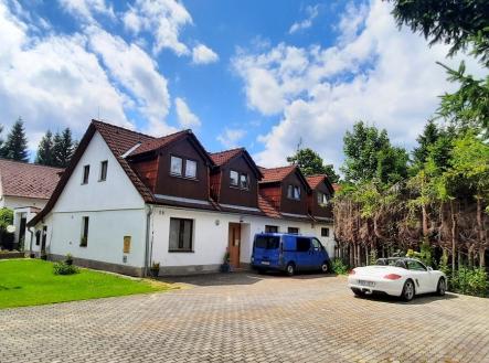 2-bocni-pohled-s-parkovistem-12.jpg | Prodej - chata/rekreační objekt, 1 364 m²