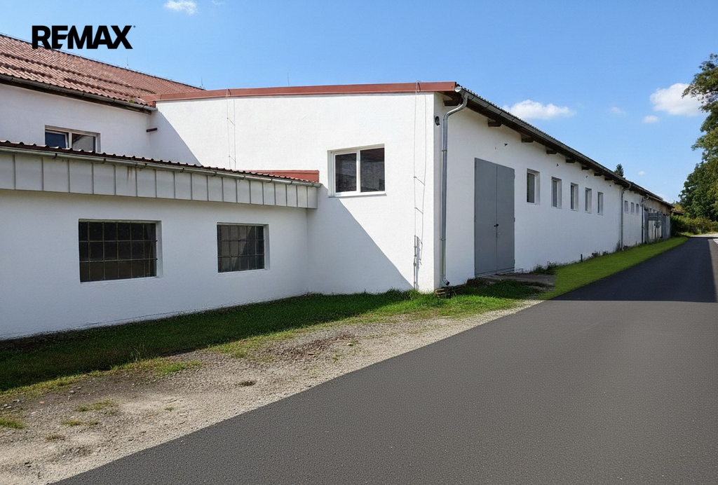 Příjezd k hale od hlavního tahu České Budějovice - Hluboká