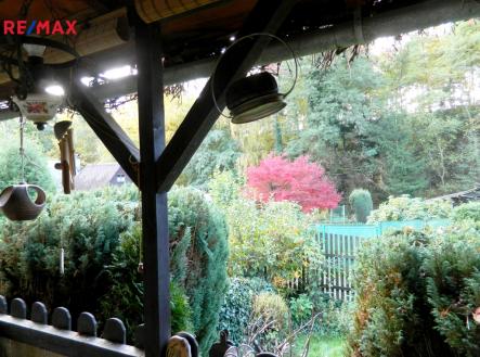 Výhled z pergoly. | Prodej - chata/rekreační objekt, 76 m²