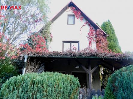 Průčelí chaty s pergolou. | Prodej - chata/rekreační objekt, 76 m²