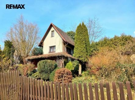 Celkový pohled na chatu z ulice. | Prodej - chata/rekreační objekt, 76 m²