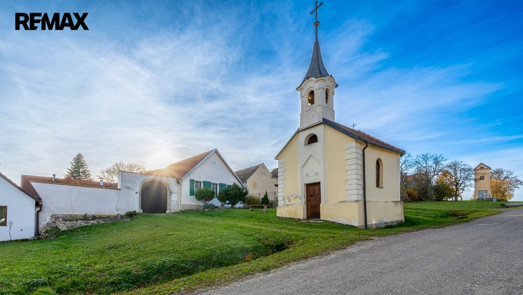 čelní pohled od kapličky