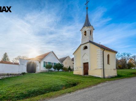 čelní pohled od kapličky | Prodej - chata/rekreační objekt, 360 m²