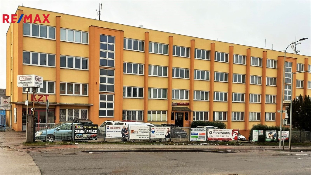 Budova KZT s kancelářemi.