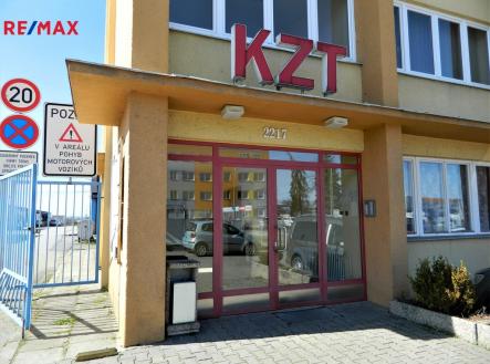 Vstup do budovy kanceláří. | Pronájem - kanceláře, 17 m²