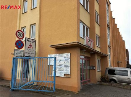 Vstup do budovy. | Pronájem - kanceláře, 17 m²