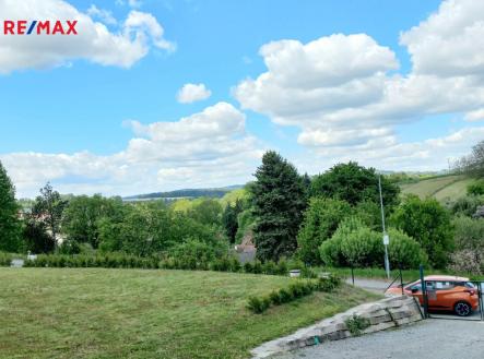Vpravo je příjezdová cesta k pozemku za branou. | Pronájem - pozemek, zahrada, 330 m²