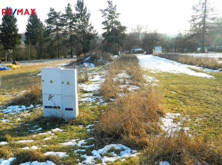 Na slunné pozemku je elektrokaplička. | Prodej - pozemek pro bydlení, 984 m²