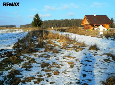 Celkový pohled na rovinatý pozemek. | Prodej - pozemek pro bydlení, 984 m²