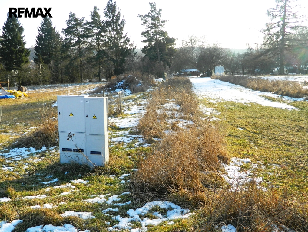 Na slunné pozemku je elektrokaplička.