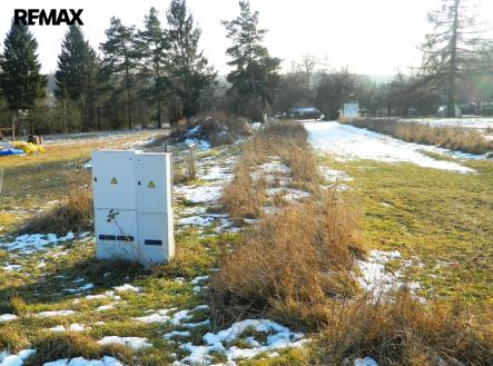 Na slunné pozemku je elektrokaplička. | Prodej - pozemek pro bydlení, 984 m²