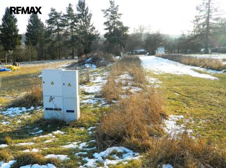 Na slunné pozemku je elektrokaplička. | Prodej - pozemek pro bydlení, 984 m²