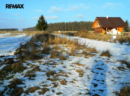 Celkový pohled na rovinatý pozemek. | Prodej - pozemek pro bydlení, 984 m²