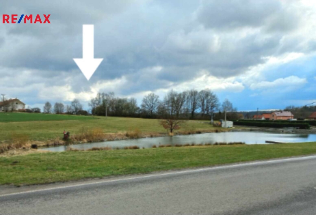 Poloha pozemků na kopci od příjezdu do obce.