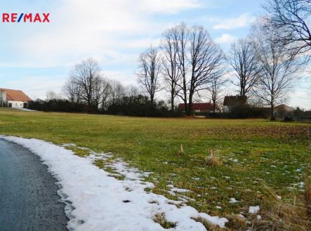 Pohled na pozemek od příjezdové komunikace. | Prodej - pozemek pro bydlení, 1 131 m²