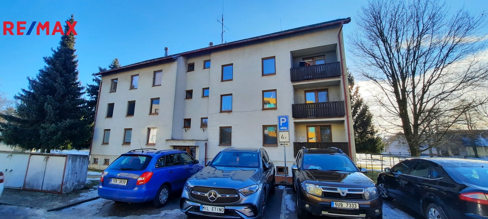 pohled od parkoviště na hlavní vchod