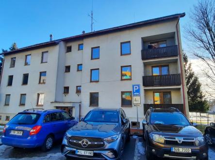 pohled od parkoviště na hlavní vchod | Prodej bytu, 4+1, 116 m²