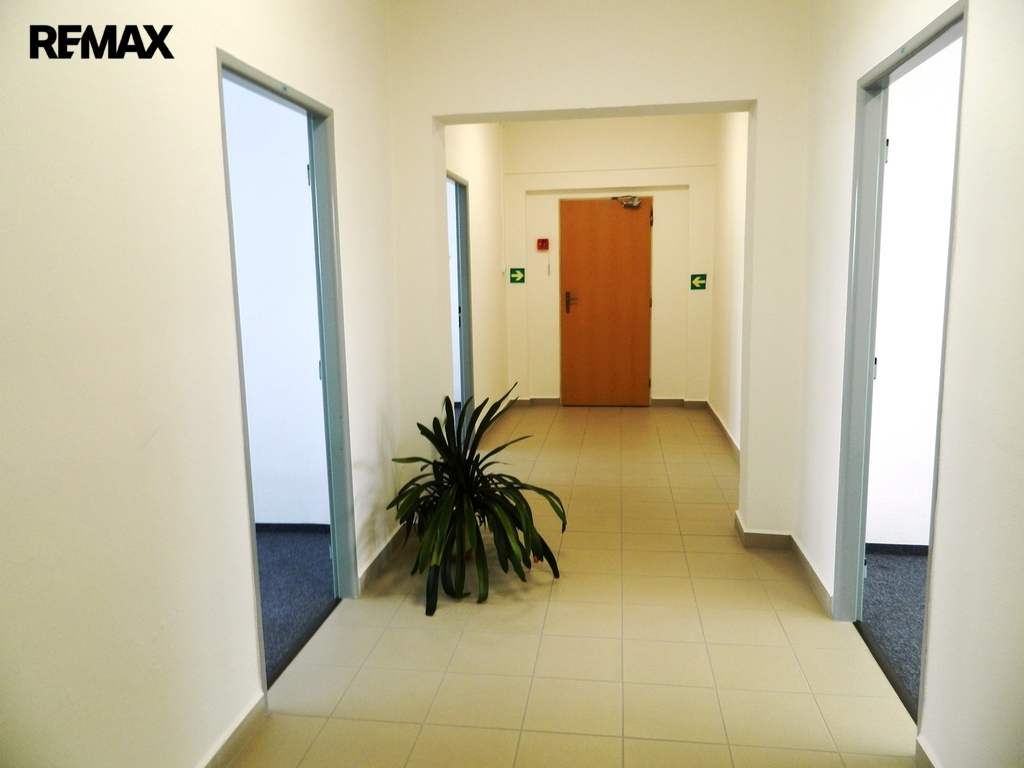 Chodba spojující tři nové kanceláře.