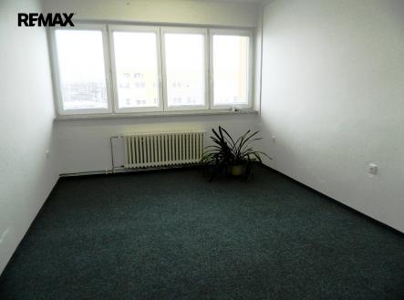 Kancelář je orientována do dvora. | Pronájem - kanceláře, 17 m²