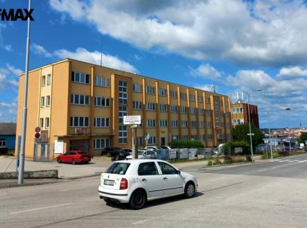 Příjezd k budově na Chýnovské ulici. | Pronájem - kanceláře, 17 m²