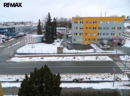 Výhled z kanceláře na Cýnovskou ulici. | Pronájem - kanceláře, 17 m²