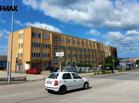 Příjezd k budově na Chýnovské ulici. | Pronájem - kanceláře, 17 m²