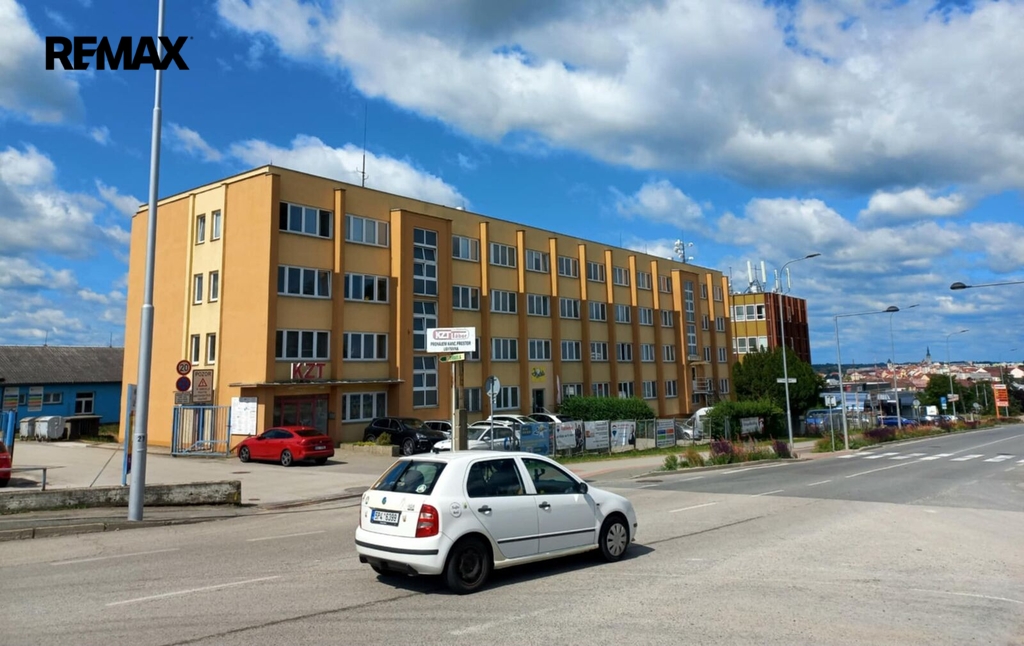 Příjezd k budově na Chýnovské ulici.